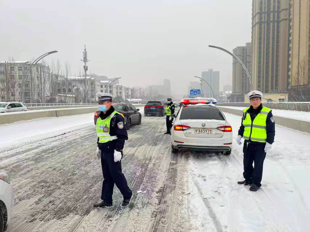 郑州交警提醒：高架桥及匝道处结冰湿滑 请市民尽量减少驾车外出