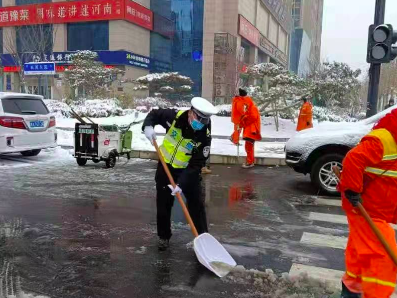 郑州交警提醒：高架桥及匝道处结冰湿滑 请市民尽量减少驾车外出