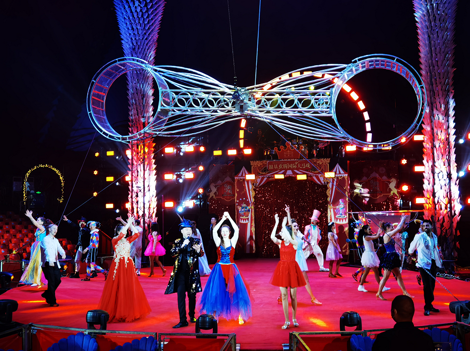 来自加拿大太阳马戏团的空中绸舞;获得蒙特卡洛国际马戏节金奖的炫彩