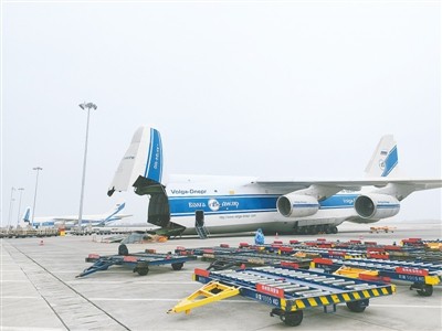 郑州机场上演“货机飞行秀”